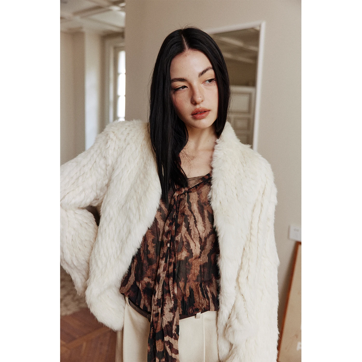 Rosebanks Faionable ort Rabbit Fur Weave Leather Warmth Collar V-ne oulder-length Women's Coat for Winter Season