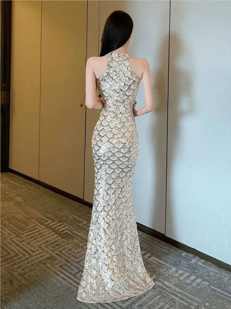 

The neckline sequins host an elegant and banquet fishtail heavy industry light luxury dress