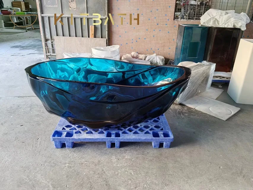 Vasca da bagno in resina trasparente nella vasca da bagno