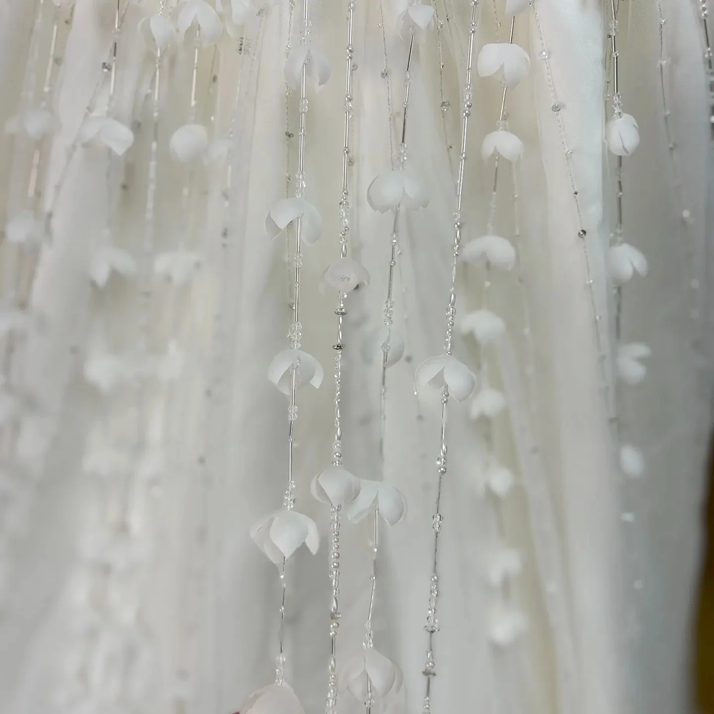 فاخر الأبيض الساتان رقيق زهرة فتاة فستان الزفاف بلورات طويلة الذيل الأميرة قصيرة الأكمام الكاحل طول سويب تراين العباءات