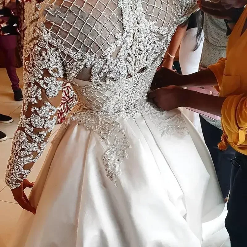 Abiti da sposa in raso di cristallo personalizzati Abiti a maniche lunghe 2021 Abiti da sposa da giardino di campagna africana Splendido applique in pizzo B