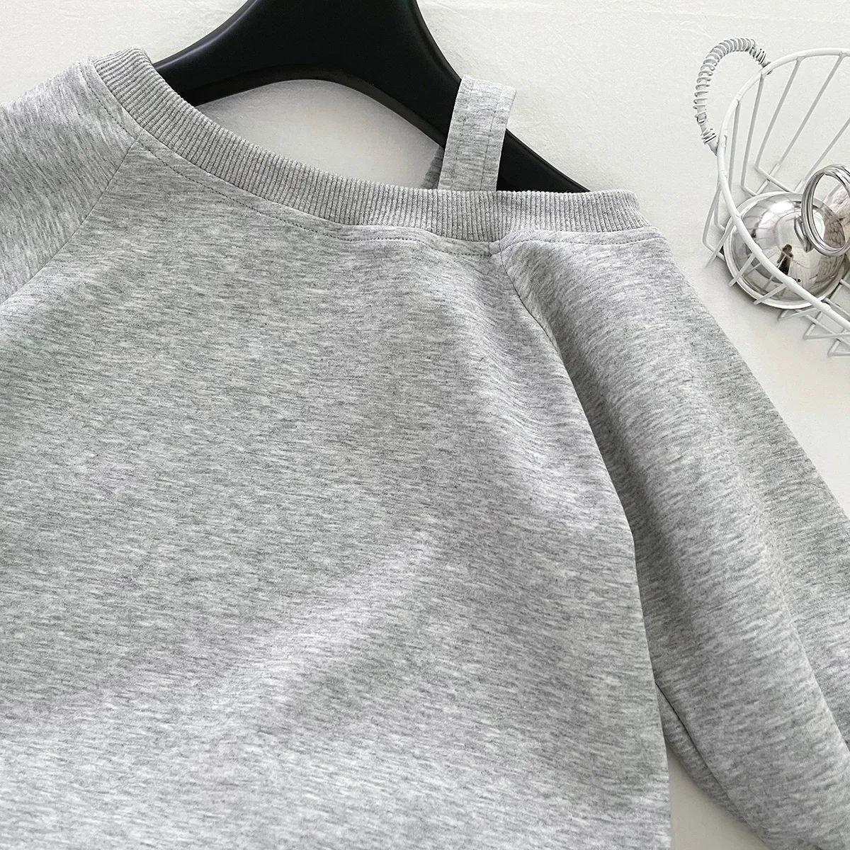 سترة بناتي جديدة لعام 2025 مكشوفة الأكتاف بلوفر كوري طويل بكتف مائل وأكمام طويلة للربيع والخريف