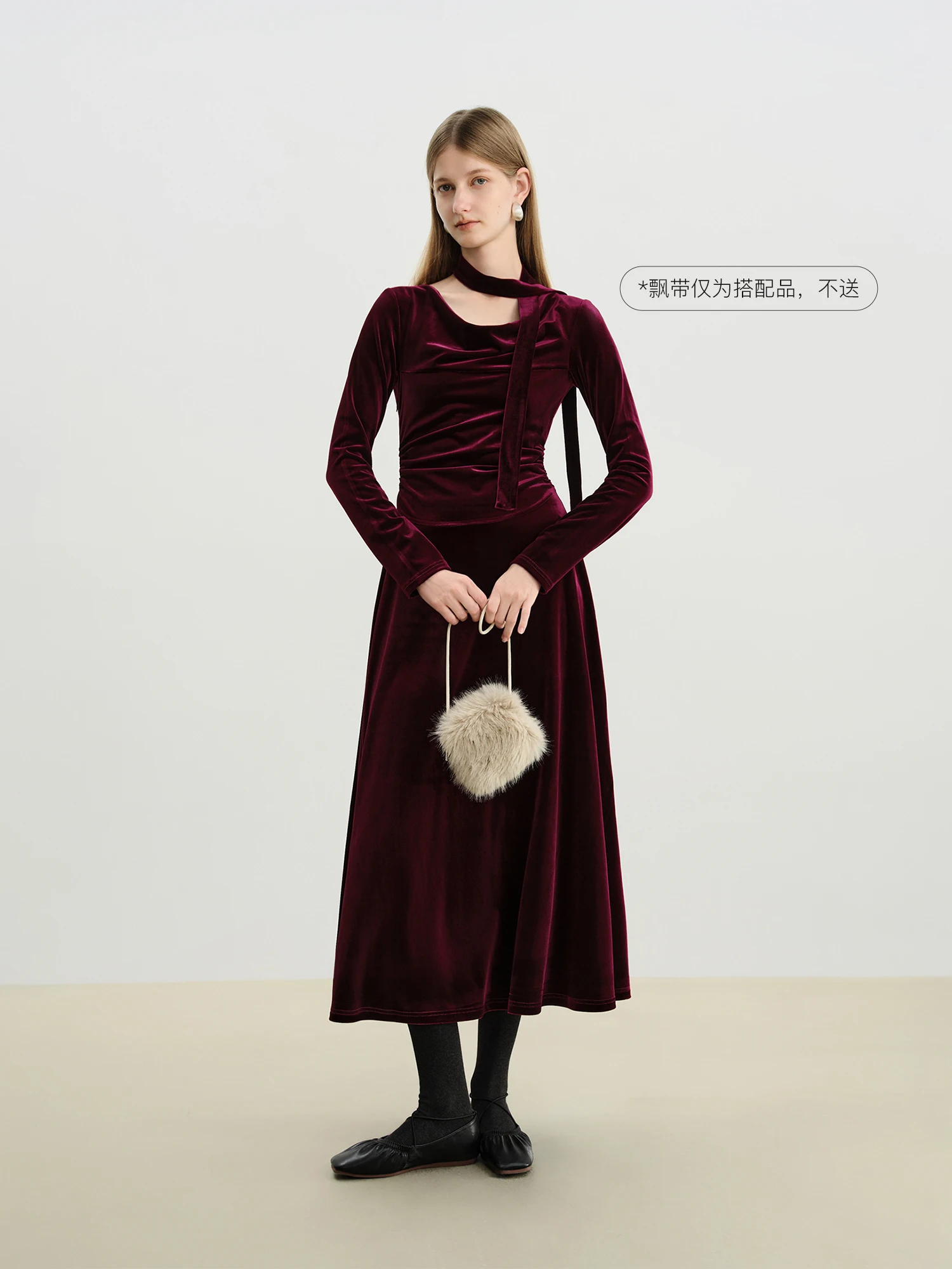 فستان ZIQIAO مخملي محدد الخصر وياقة متأرجحة ورقبة مائلة للنساء فساتين شتاء جديدة أنيقة على شكل حرف a بطيات #3