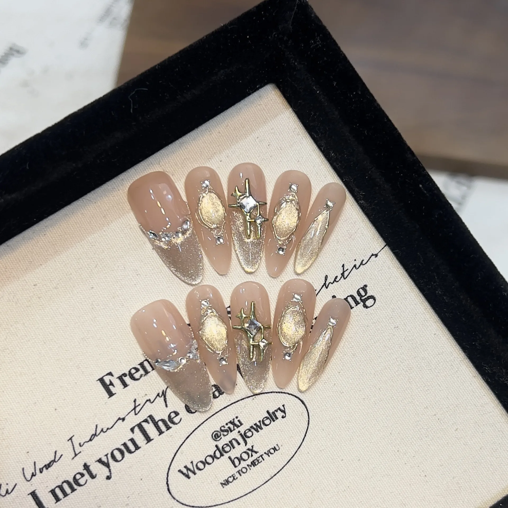 10 Stück Französische Mandel handgemachte Nägel zum Aufdrücken Lila Katzenauge Künstliche Nägel Liebe Strass Falscher Nagel Künstliche Nägel Alem Byd Mohamed – Detail 5