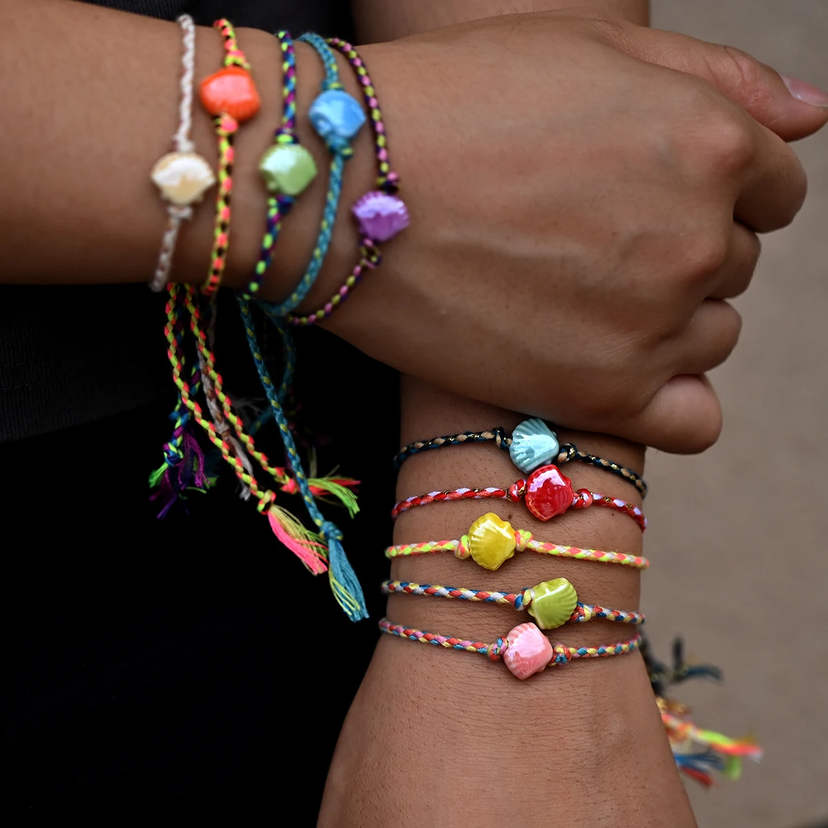 Beliebtes Keramik-Muschel-Armband für Damen, Bohemian-Stil, stapelbar, buntes Seil, Handgelenk-Charm-Armband, Modeschmuck-Accessoires