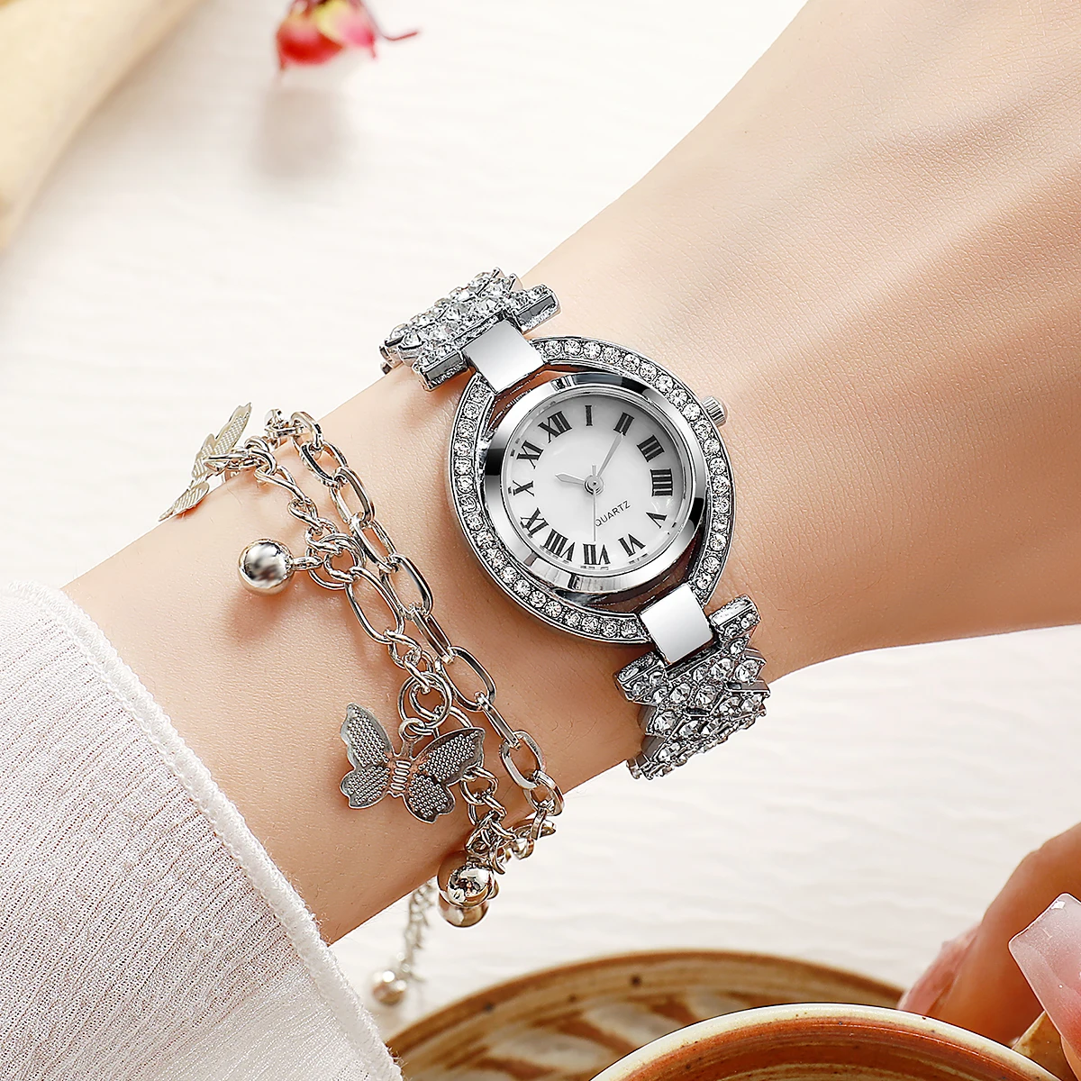 

Simple and niche fashion, high-end design sense, new round dial women's watch, bracelet five-piece set, hot-selling style.