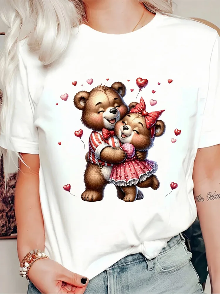 

Женская футболка с принтом медведя на День святого Валентина, обнимающая сердце и бант, футболка с милым медведем для пары и сердечка, топ с круглым вырезом и короткими рукавами, повседневная рубашка