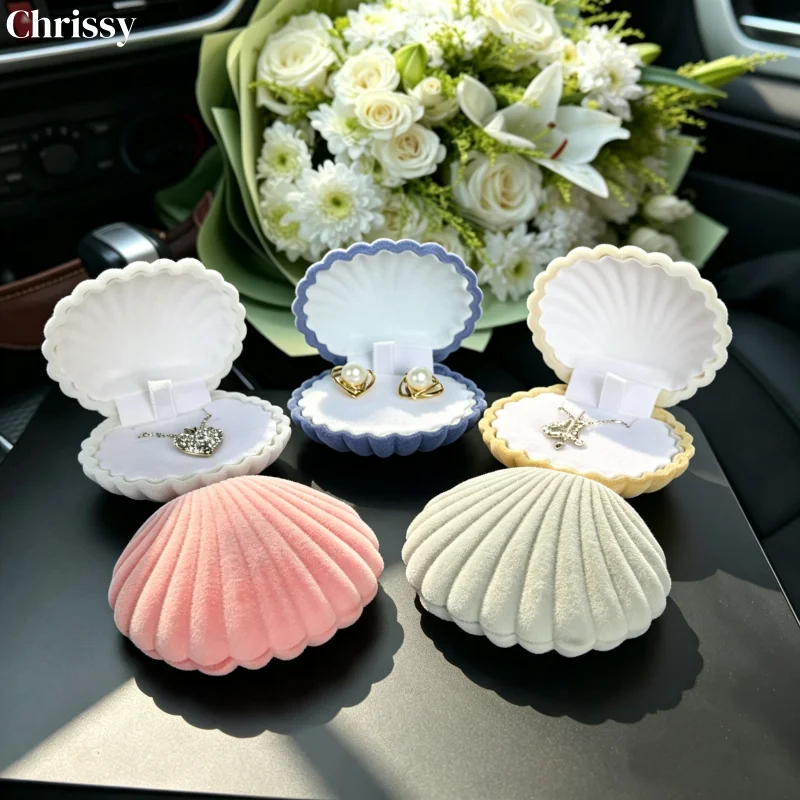 上品な光沢のあるベルベット素材のジュエリーボックス。開閉式のリングやイヤリング収納ケース。高級感のあるペンダントやネックレスの収納ケース。