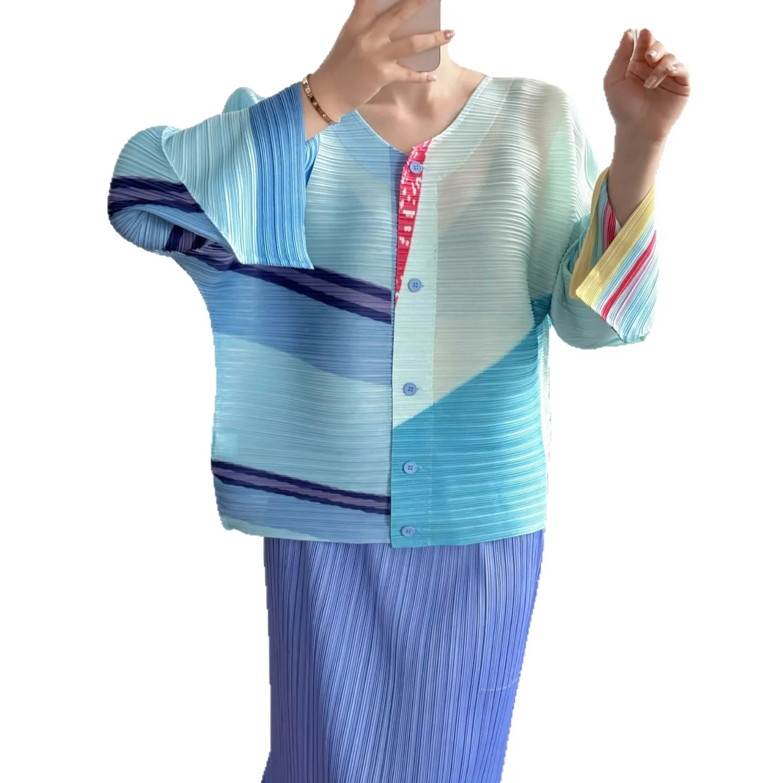 

Элегантный плиссированный кардиган Miyake с градиентом цвета ледяной синевы, женский, с разноцветными полосками и расклешенными рукавами, повседневный топ, новинка весны 2026