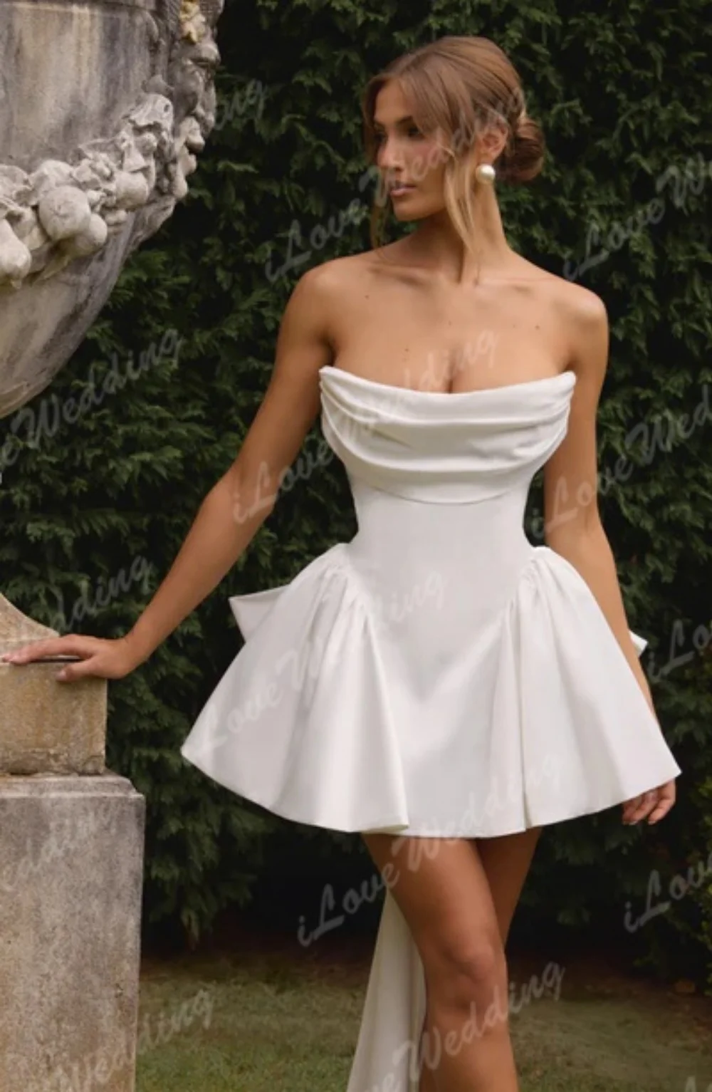 Weiße trägerlose Mini-Abschlussballkleider 2025, ärmelloses Abendkleid mit gerafftem Ausschnitt, luxuriöses, maßgeschneidertes Partykleid aus Satin mit Schnürung und Schleife