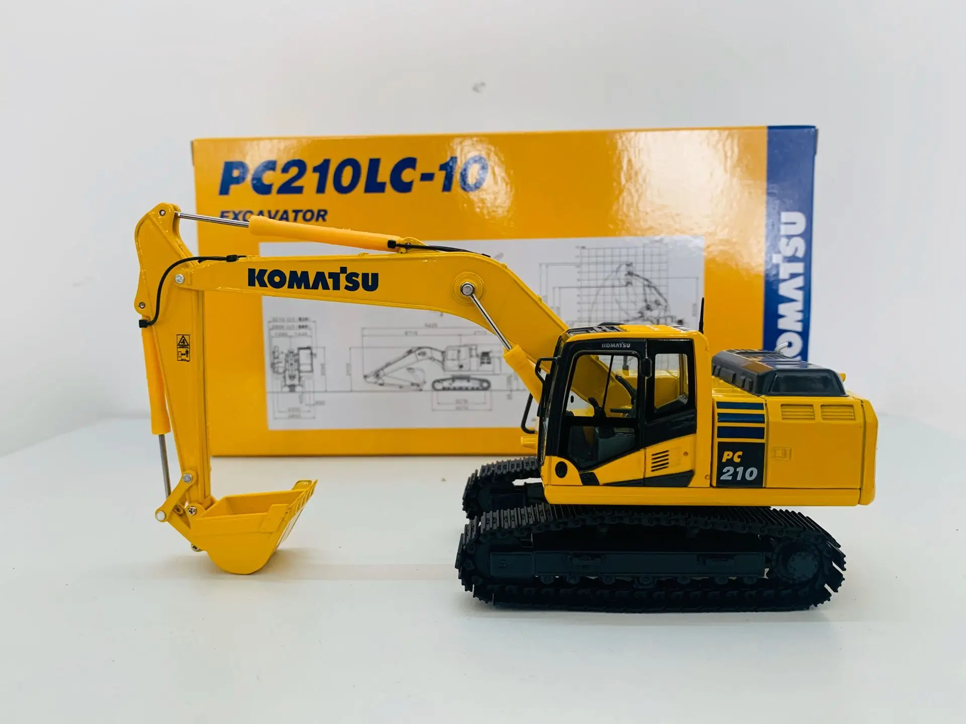

Двухцветная модель экскаватора PC210-10 в масштабе 1/50, литая под давлением, коллекционная, в подарок на день рождения мальчикам, для декора сцены, новая, в оригинальной упаковке.
