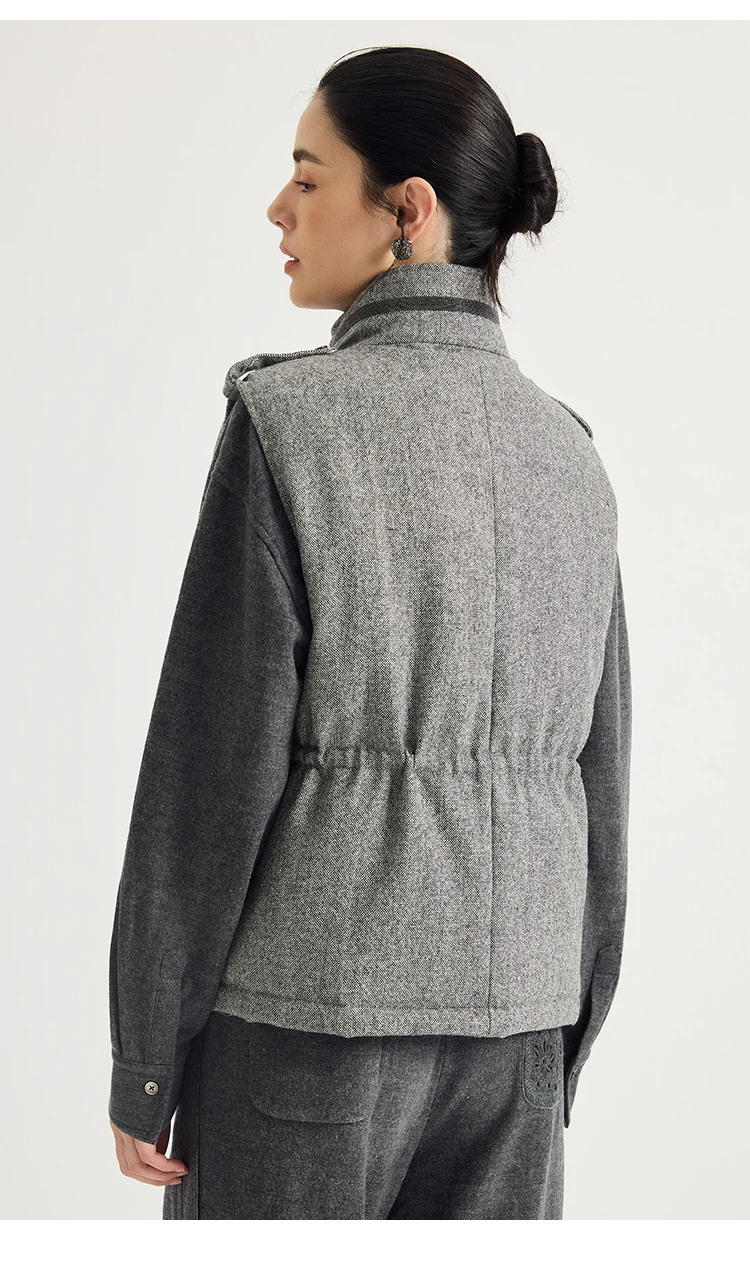 KX9523502 Damen-Weste aus Wollmischgewebe mit Gänsedaunenfüllung, Stehkragen, 4 aufgesetzte Taschen, Epauletten, Reißverschluss vorne, Old Money, Frühherbst – Detail 6