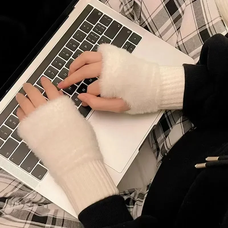 قفازات نصف اصبع عصرية مناسبة للنساء شتاء ناعم ودافئ فاخر بلون سادة قفازات محبوكة بدون أصابع