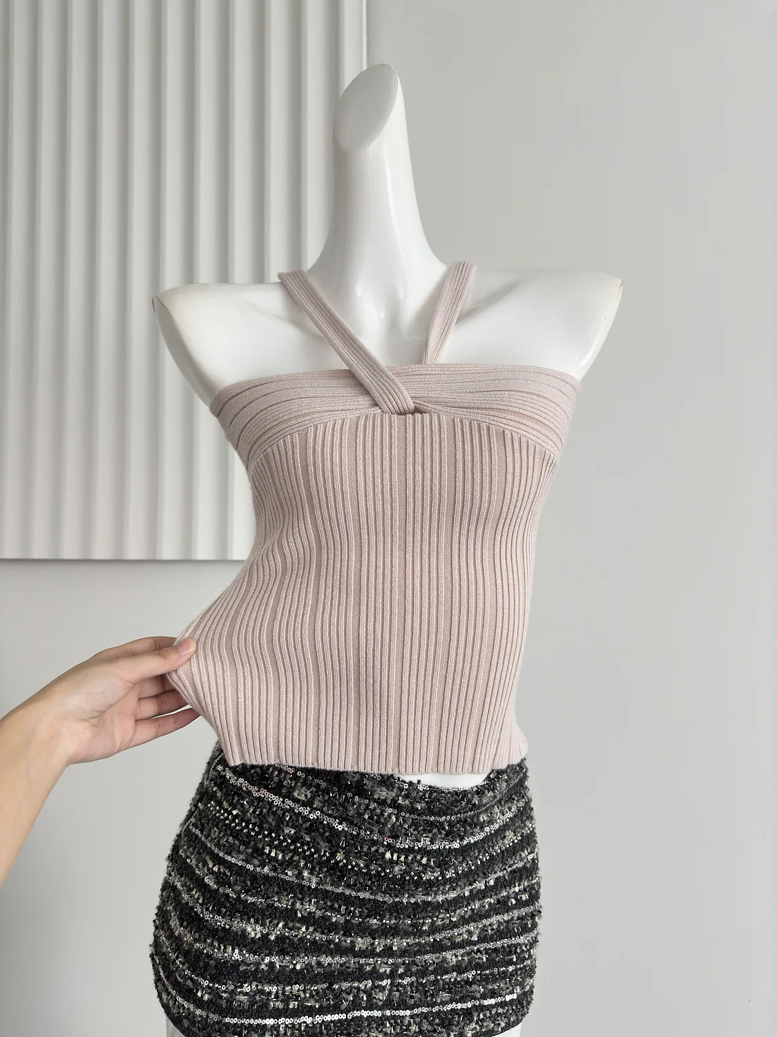 ピンク色のニットセーター レディース ベースレイヤー トップス ネックハンギング スリムフィット ピュアデザイア 肩出し 春 2025