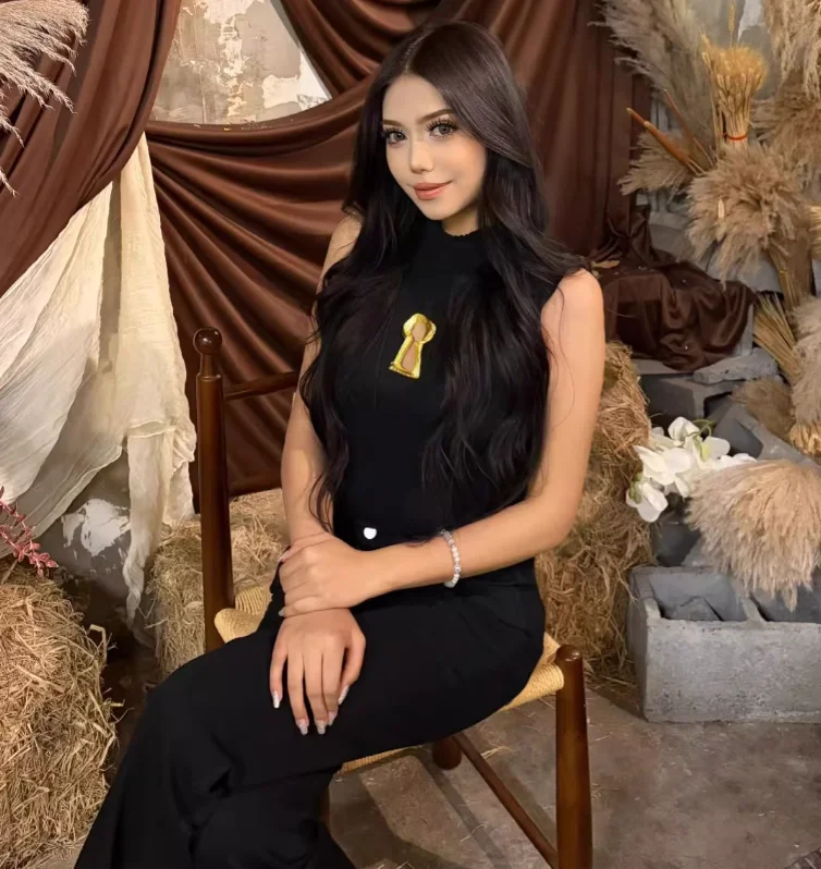 

Женская трикотажная футболка без рукавов с высоким воротником, с металлическими пряжками, облегающая, минималистичная, повседневная, универсальная, в стиле High Street