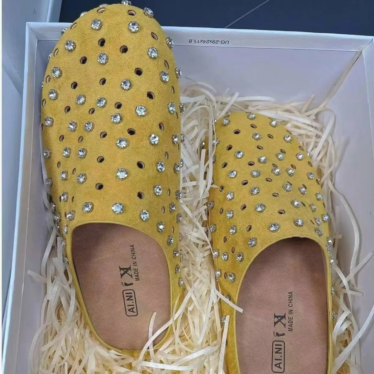 

Полые тапочки с кристаллами, весна-лето 2023, женские сандалии на толстой подошве, женские уличные нескользящие шлепанцы, пляжная обувь