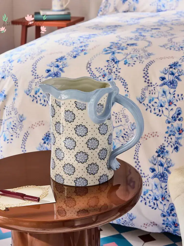 Blue bow vase girl heart bursting