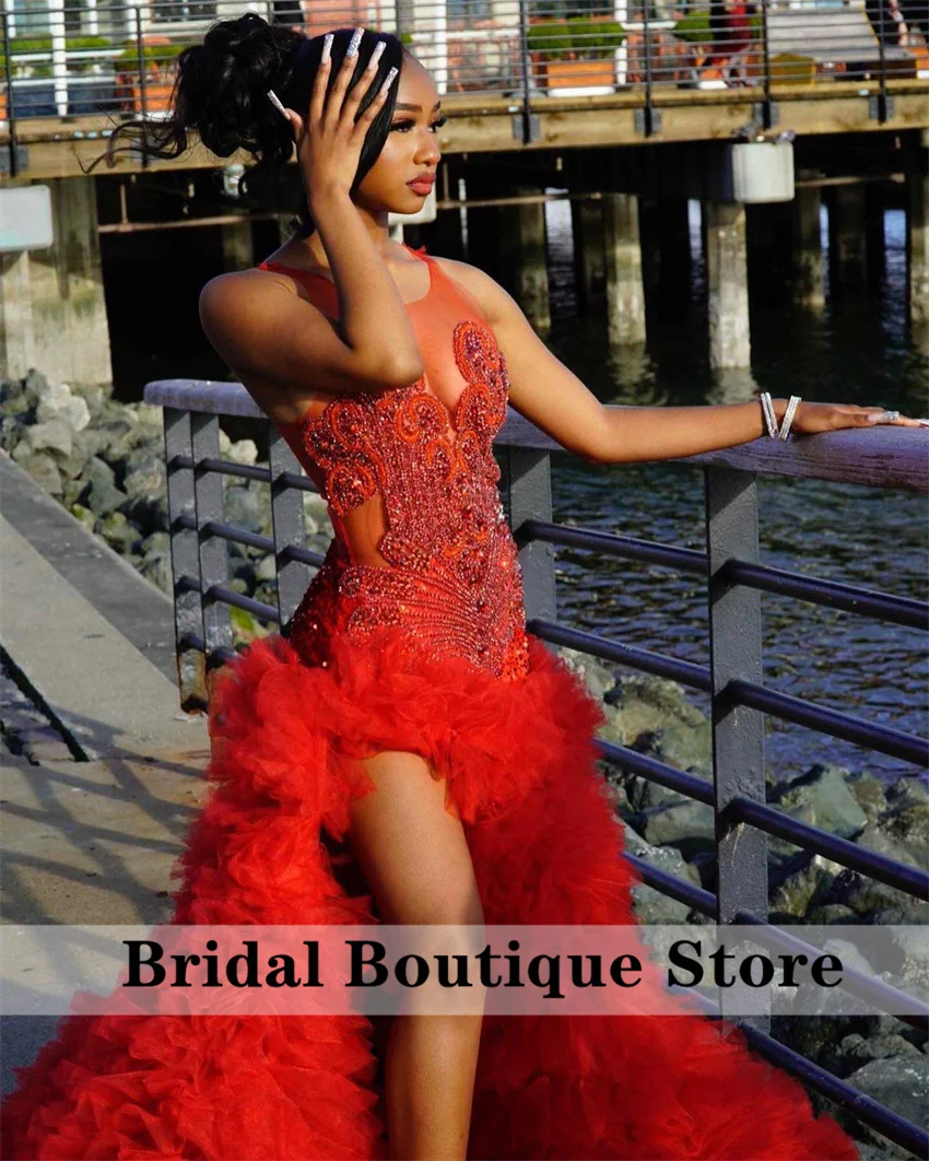 2026 Luxuriöses rotes Meerjungfrau-Abschlussballkleid mit seitlichem Schlitz, Rüschen, abgestufte Glitzerperlen, Kristalle, Diamanten, Geburtstagsparty-Kleid, individuell gestaltet