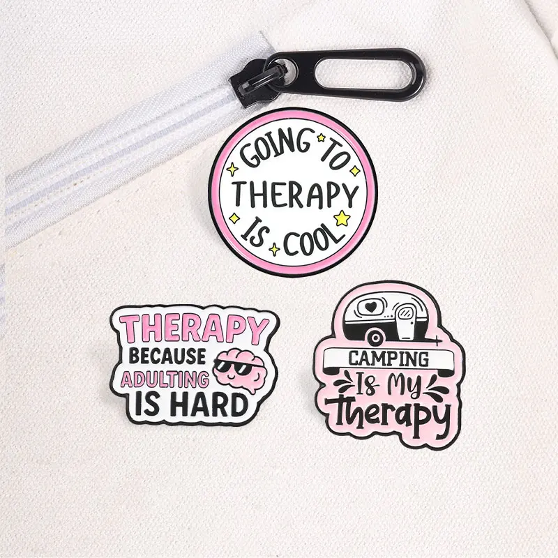 �Therapie zu gehen ist cool“ – Emaille-Abzeichen, „Erwachsen werden ist schwer“ – Zitat-Anstecker, Brosche mit mentaler Gesundheit, Humor, Schmuck, Geschenk – Detail 4