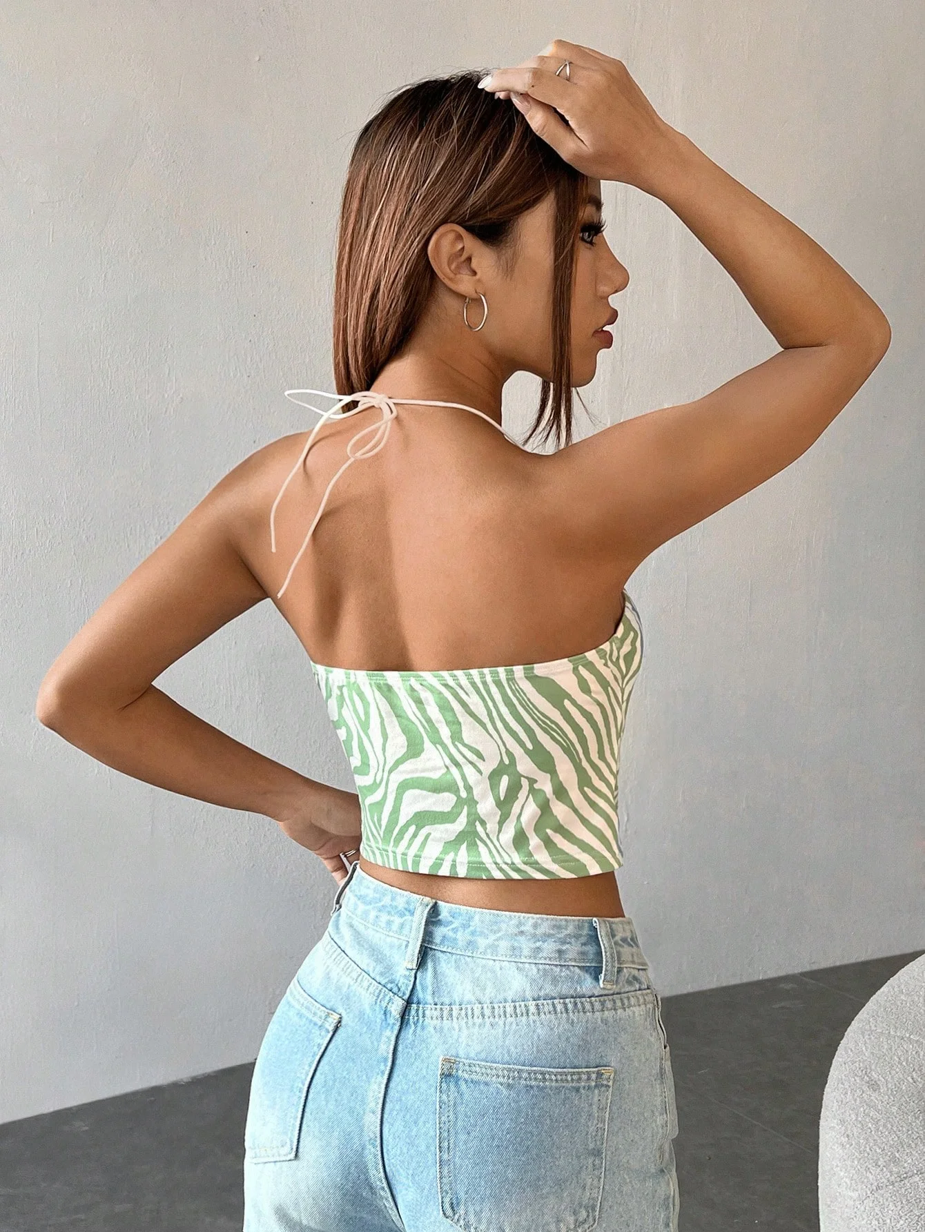 Um top sexy sem costas listrado zebra e top curto para mulheres na primavera e no verão