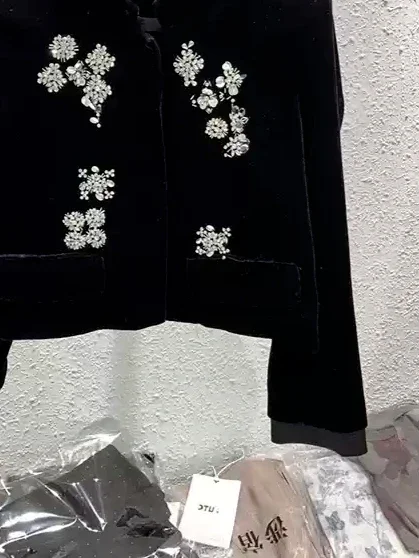 Casaco curto veludo preto para mulheres, gola mandarim, manga comprida, jaqueta frisada, bolso falso, diamante, moda, luxo, outono, 2024