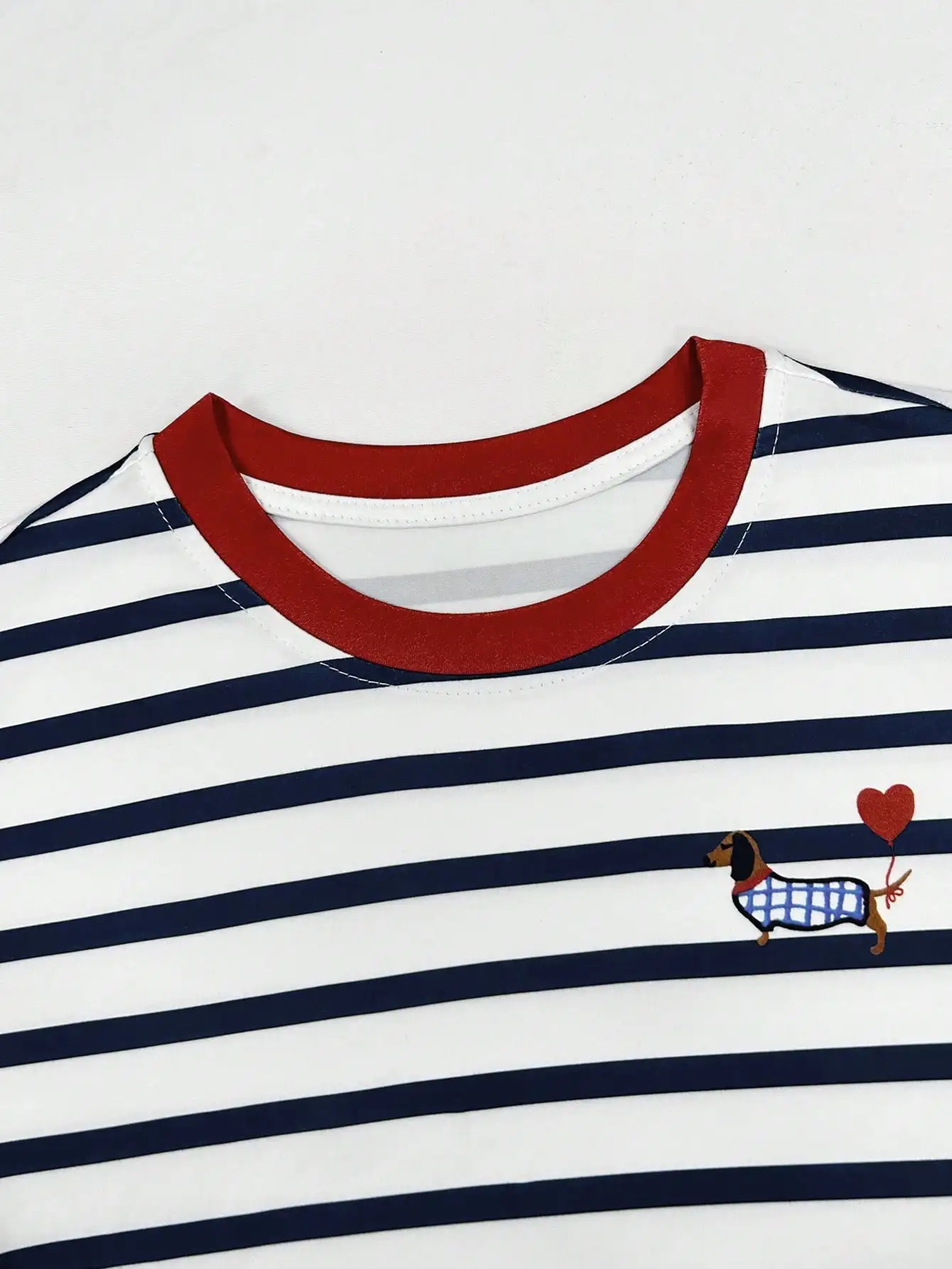 2026 Damen Ringer T-Shirt mit rotem Rand, O-Ausschnitt, kurzen Ärmeln, marineblau-weiß gestreift, Dackel-Hund-Print, schmale Passform, lässiges Sommer-Top – Detail 5