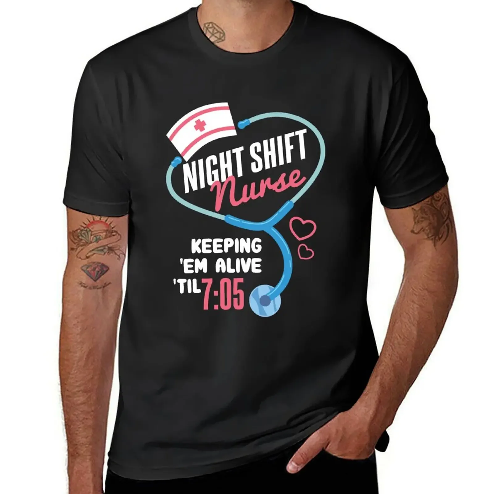 Night Shift Nurse Keep Em Alive Till 7:05 /Medical Caretaker Emergency Hospital Healthcare Ambulance First Aid Stetoskop T-Shirt