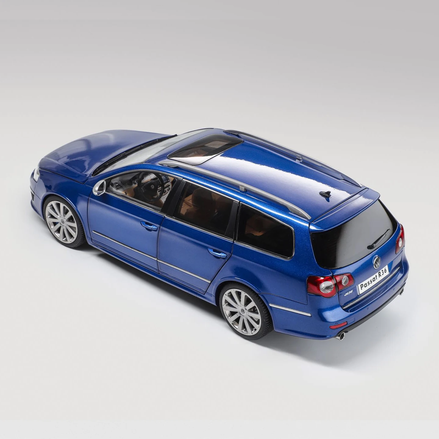 Nzg 1:18 Volkswagen Passat R36 Touring Die-Cast Cars and Model Vehicles Fully Open Door Metal Miniature Cars Adult Toy Gifts
