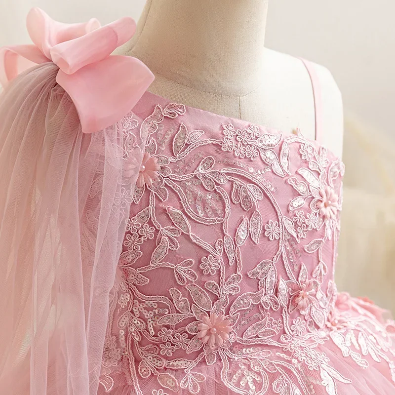 Sukienka dla dziewczynki do sypania kwiatków z koronkową aplikacją, puszystymi, asymetrycznymi ramionami, cienkimi ramiączkami i sukienka księżniczki do kolan na wesele.