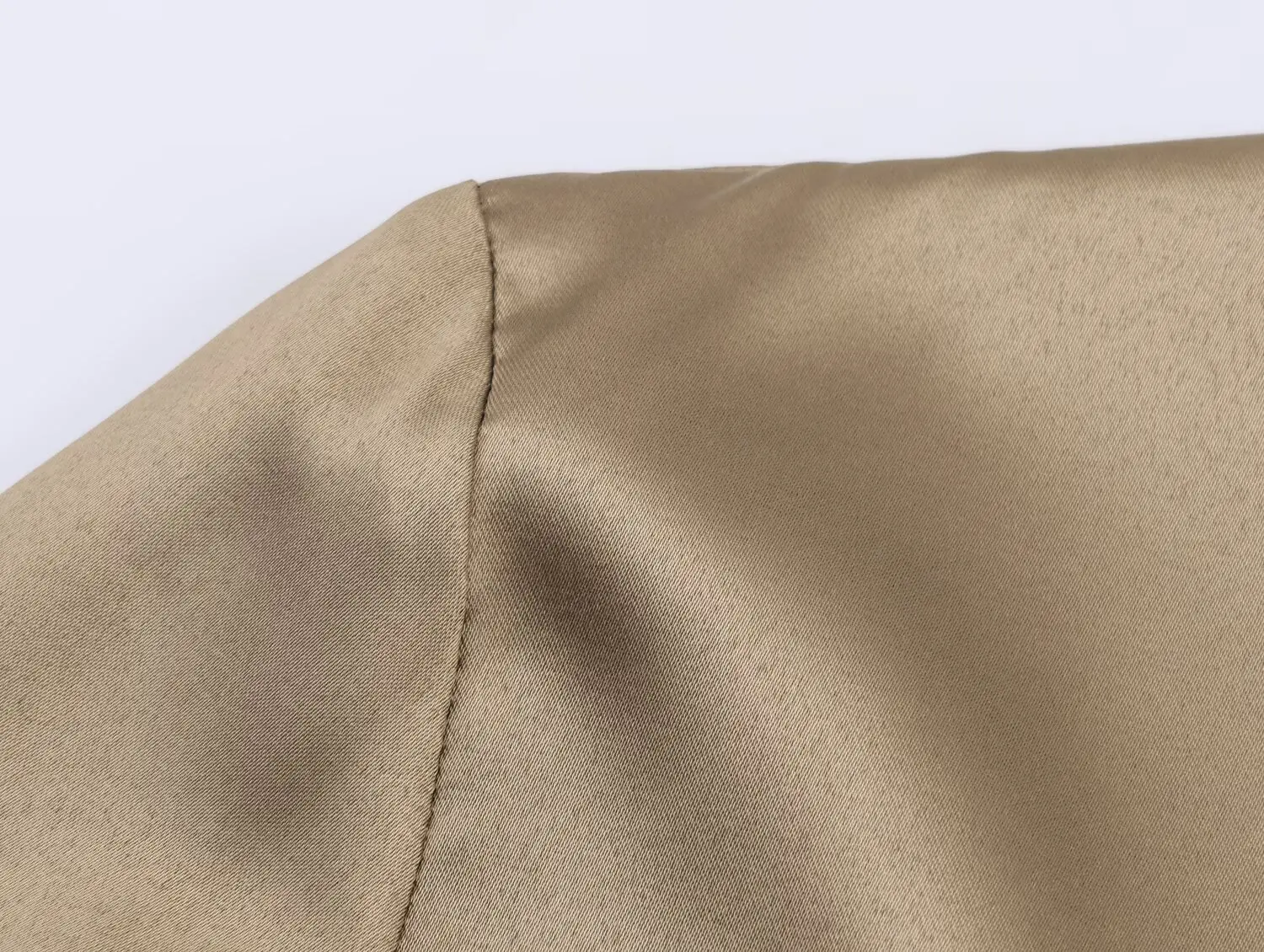 เสื้อเชิ้ตแขนยาวผู้หญิง คอลเลคชั่นใหม่ ฤดูใบไม้ผลิ/ฤดูใบไม้ร่วง ปี 2025 เสื้อเชิ้ตแฟชั่นผู้หญิง ดีไซน์กระดุมเม็ดเดียว