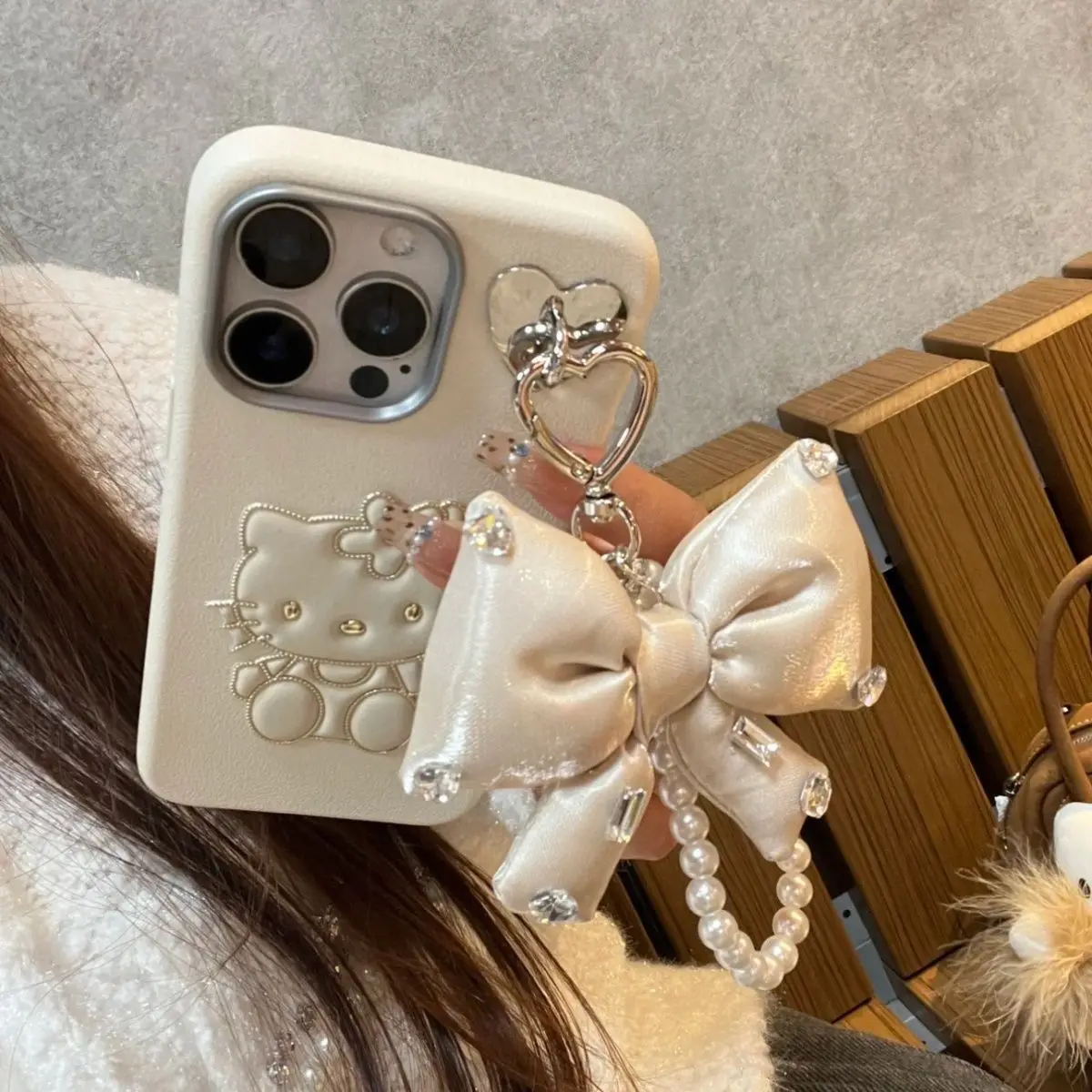 

Xiaohongshu's same leather patterned gold border flower Hello Kitty phone case is suitable for iPhone 16 Promax/15Pro/14/13