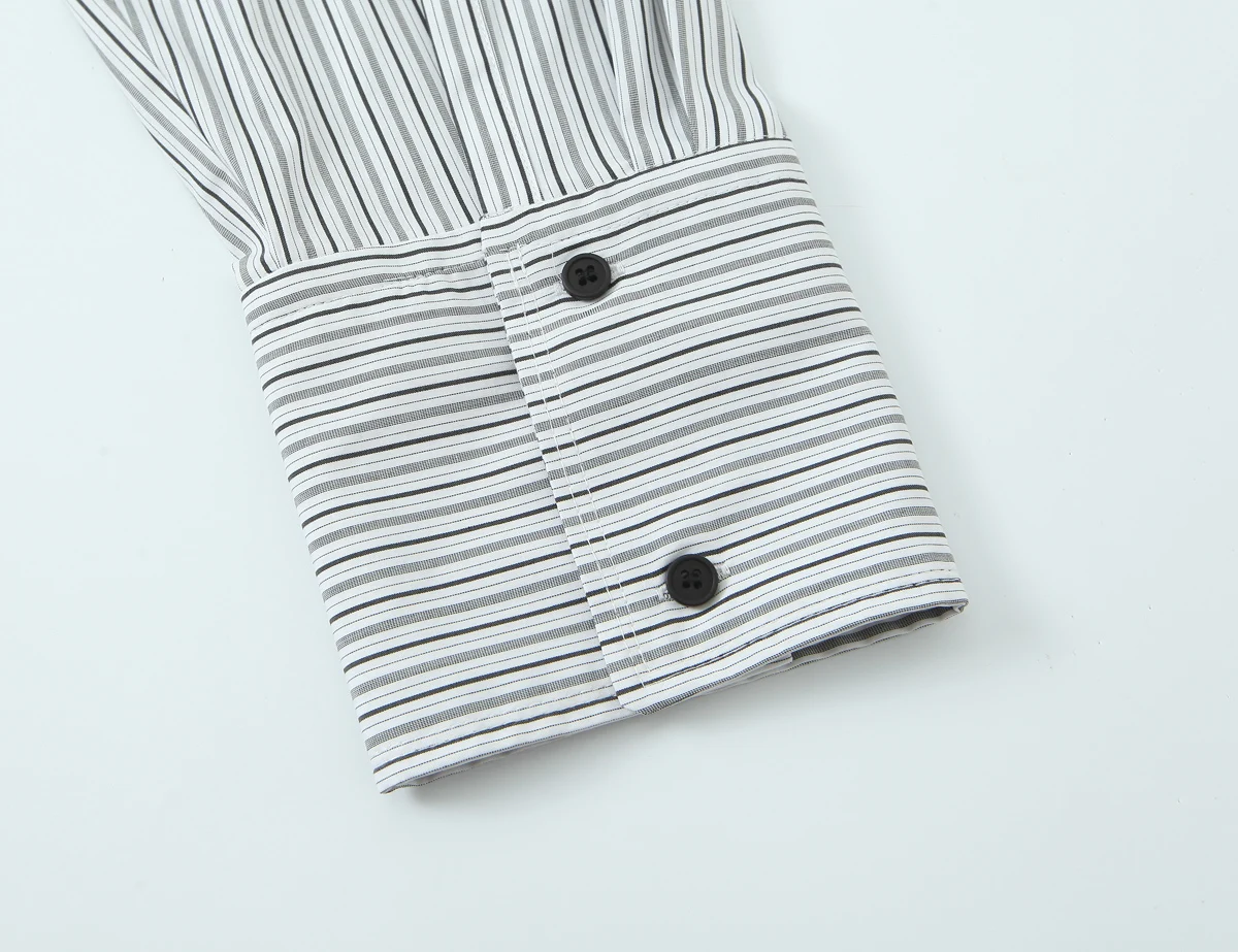 เสื้อเชิ้ตผู้หญิงลายทางทรงหลวม แขนยาว ติดกระดุมแถวเดียว พร้อมเนคไทสีดำ