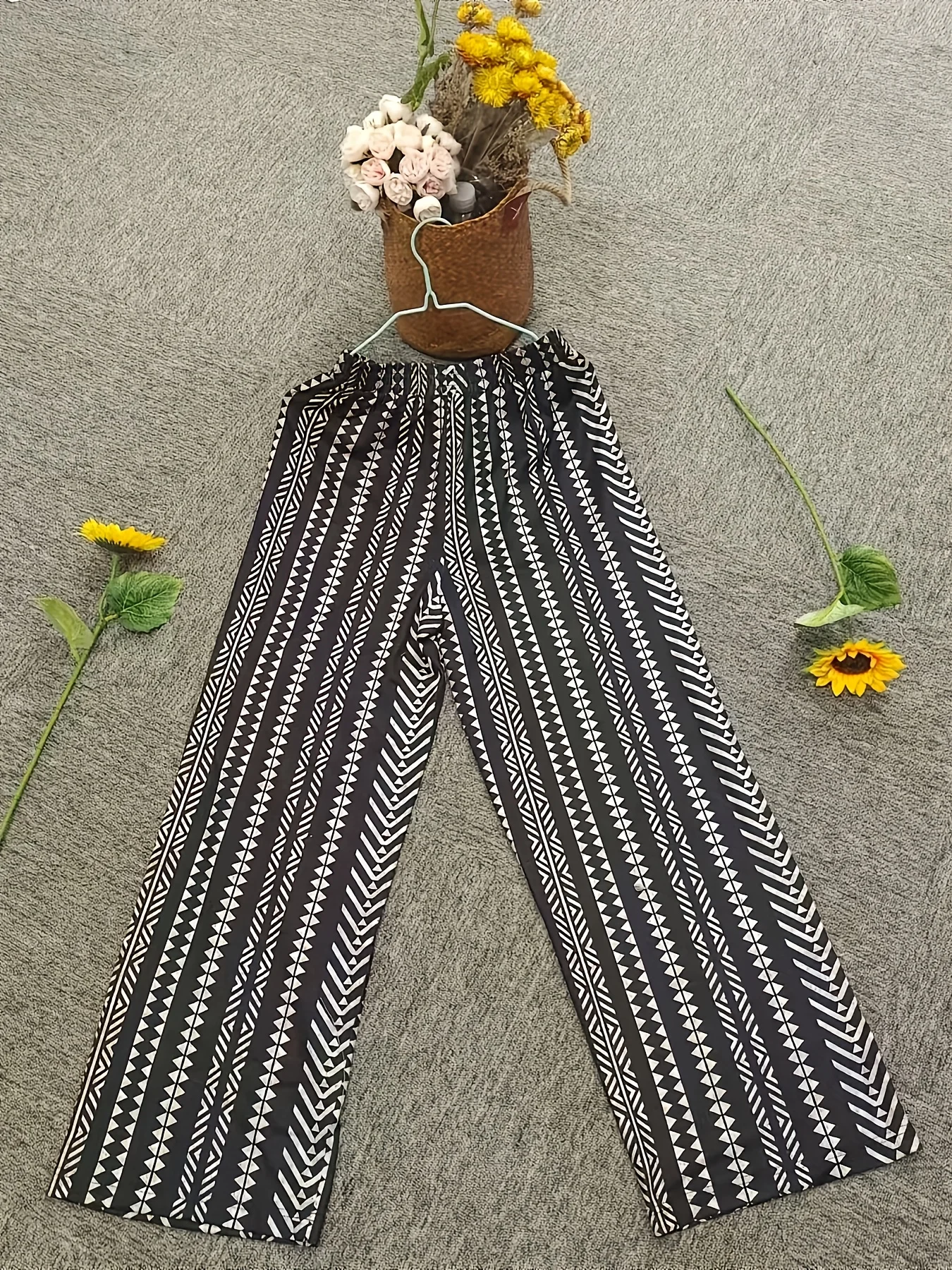 กางเกงขายาวทรงตรงแต่งลายทางพร้อมเชือกผูก สไตล์สากลที่เป็นที่นิยม