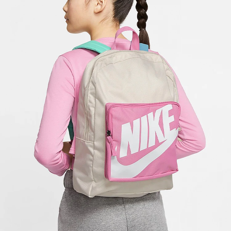 Mochila Nike de poliéster, modelo estándar para mujer, en color rosa y blanco, BA5928-104.