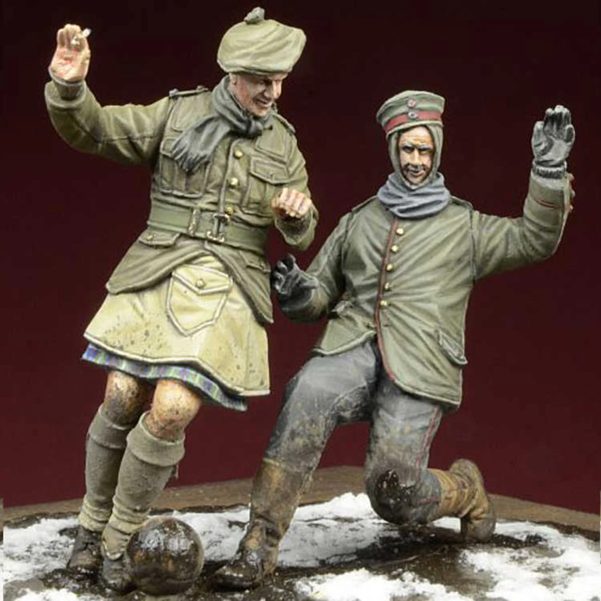 1/35 resin soldier model - German and British soldiers playing football. Unassembled and unpainted DIY kit - 920R