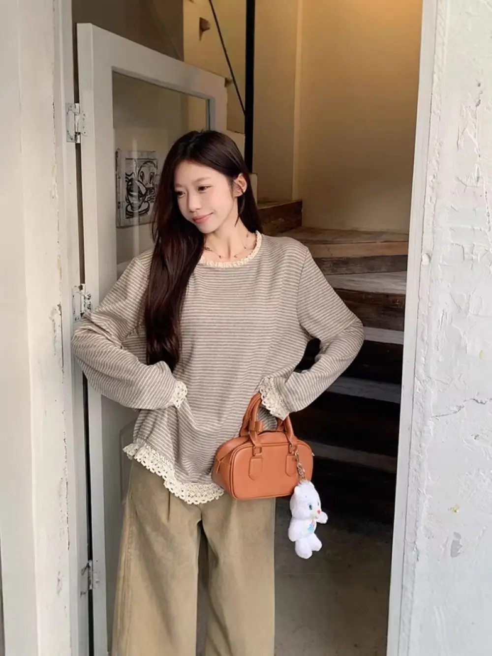 Korean-style gentle striped long-sleeve T-shirt decorated with delicate lace trim. Loose and lazy silhouette with natural relax