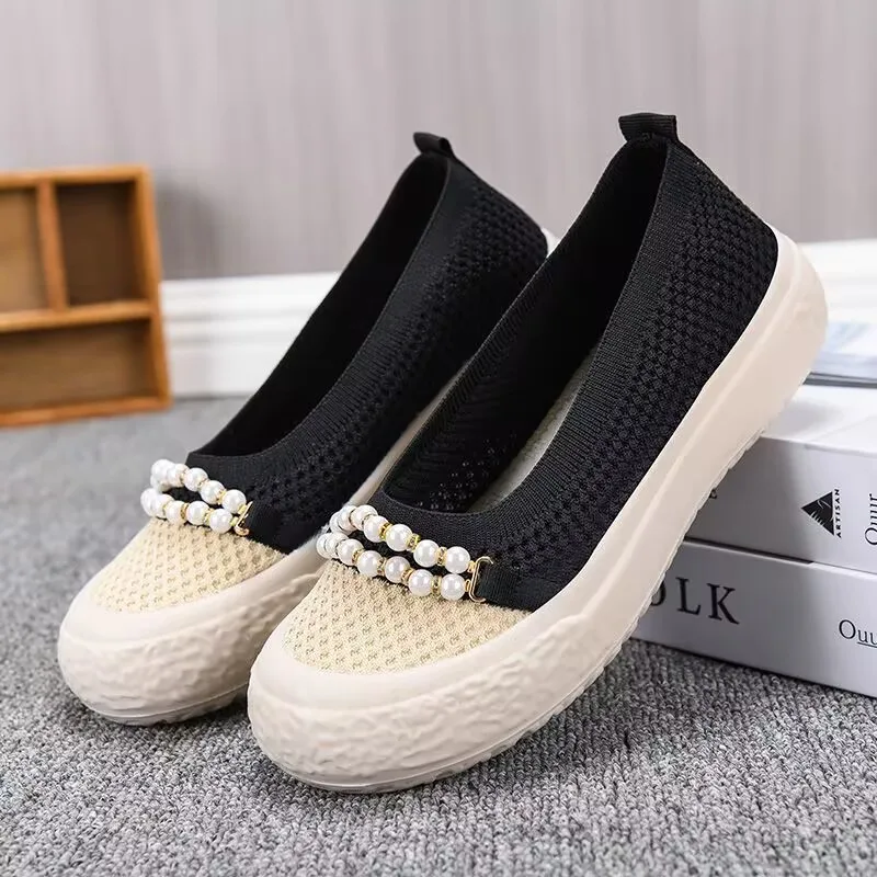 

Летняя дышащая трикотажная обувь с бисером, осенняя женская нескользящая повседневная обувь с мягкой подошвой, женская черная рабочая обувь, тканевая обувь в Пекине