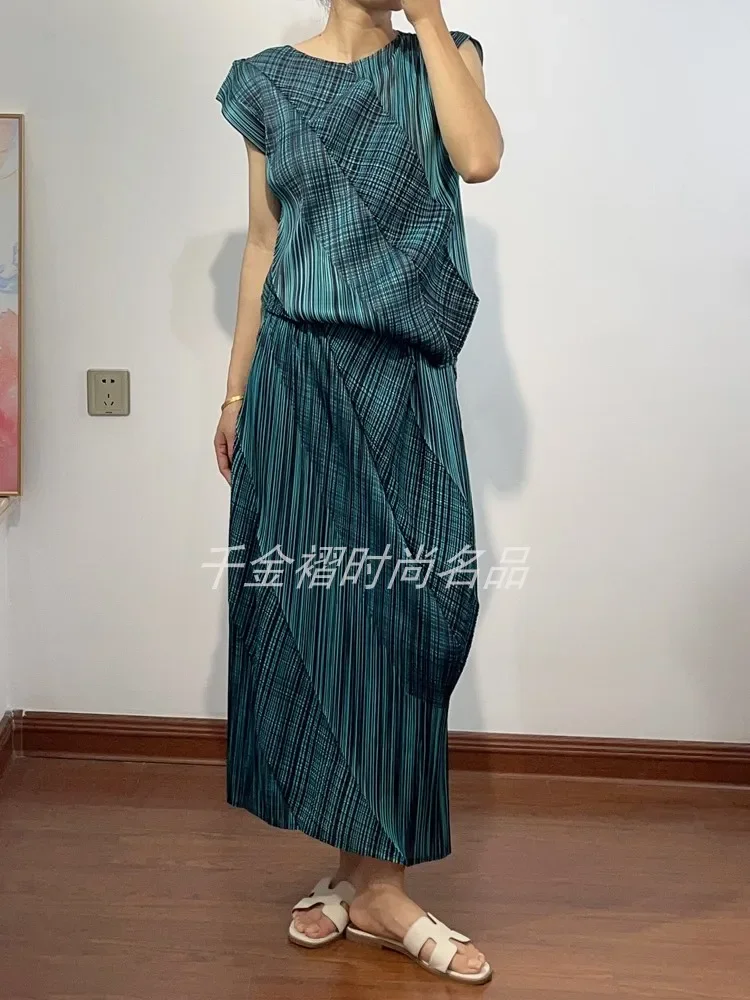 Miyake's damesset met geplooide plooien met een modieus ontwerp, een losse en afslankende top en een tweedelige rok Nieuwe zomer