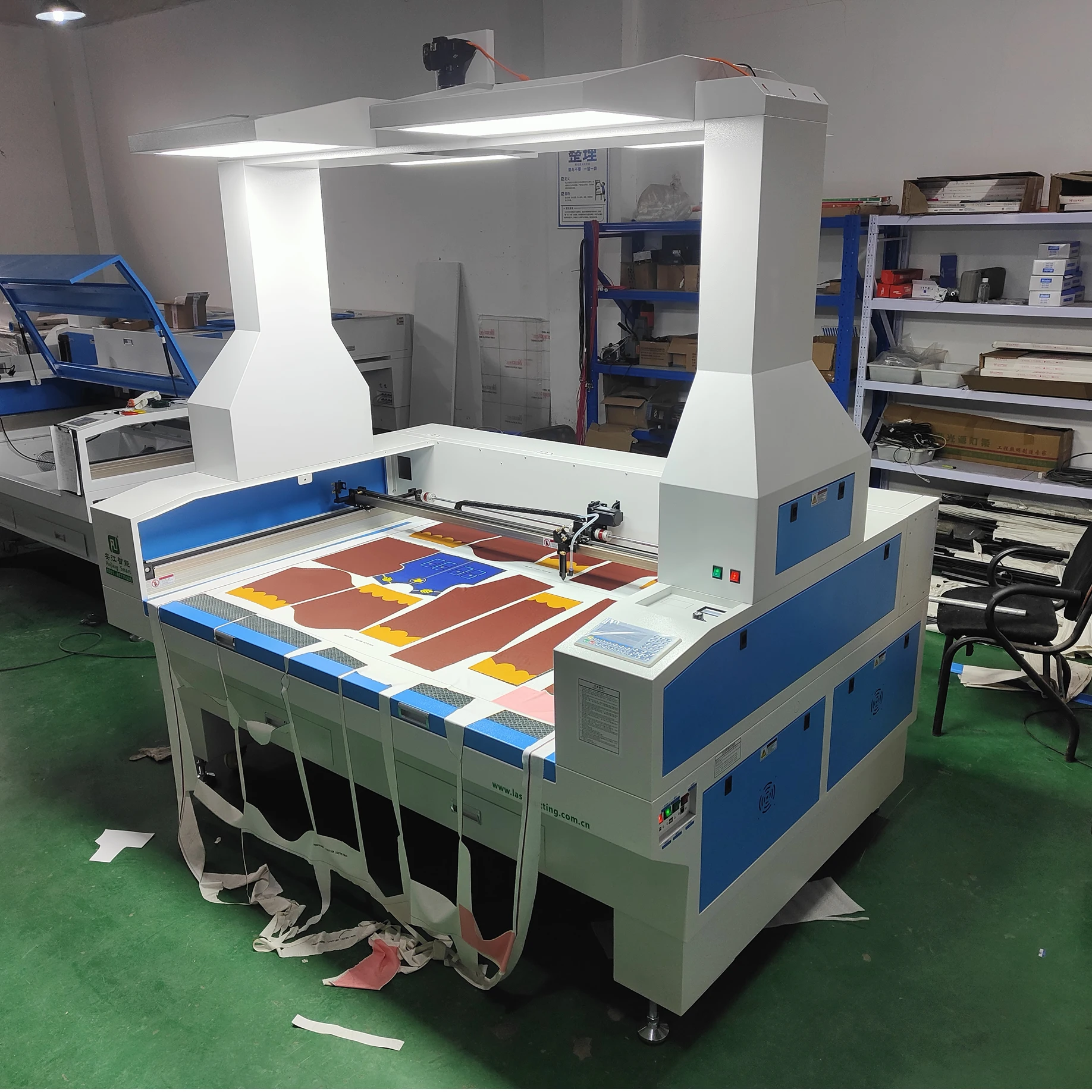 Auto Feeding Table Fabric Laser Cutting Machine  Panorama Camera Positioning  Laser Cutting Machine  1810