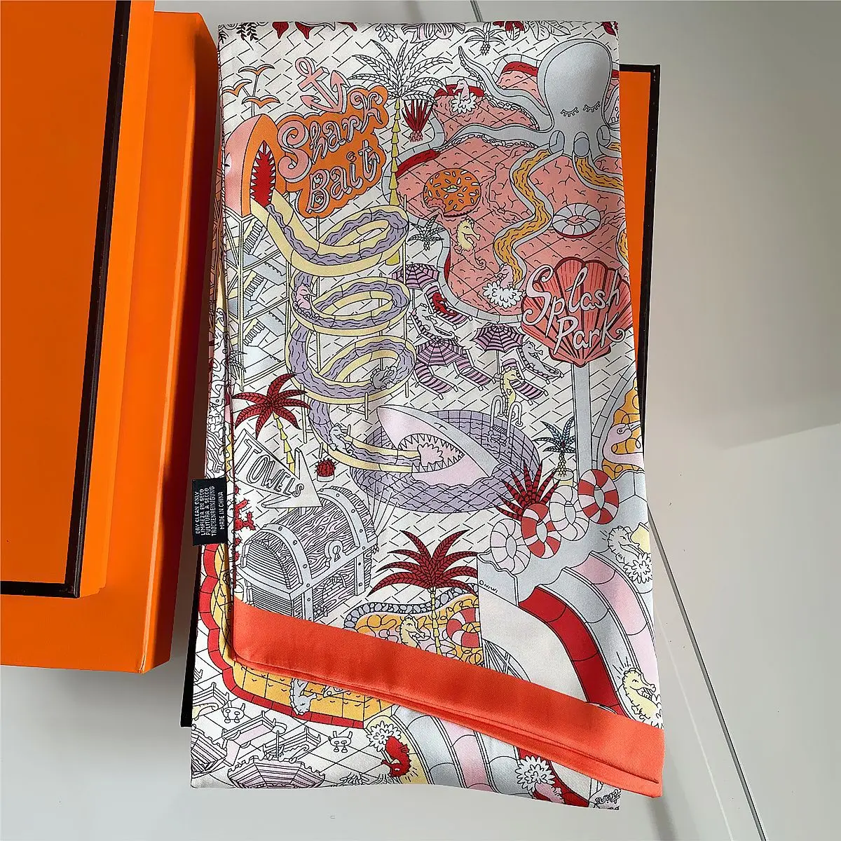 Versione coreana calda del nuovo parco divertimenti Moda femminile Versatile striscia di stampa a doppio strato Sciarpa decorativa in twill regalo