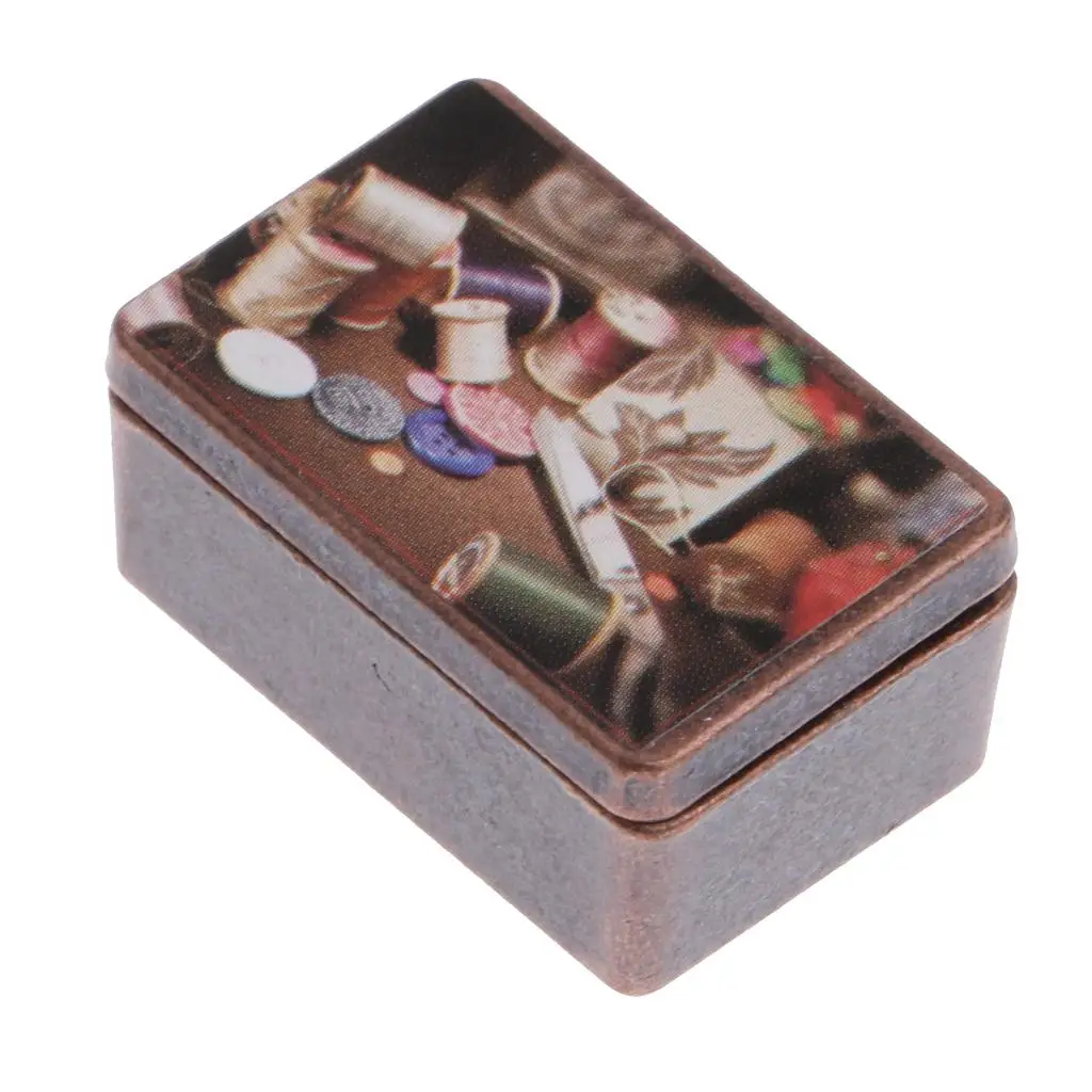 Dollhouse Miniature Vintage เครื่องมือเย็บผ้าในกล่องโลหะ 1/12 Scale ตุ๊กตาตกแต่งบ้าน