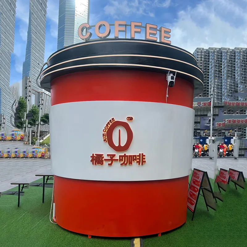 شاحنة الوجبات الخفيفة العملاقة على شكل كوب شاي الحليب، مقهى متنقل مقاوم للطقس مع نوافذ تقديم مزدوجة ولوحة قائمة