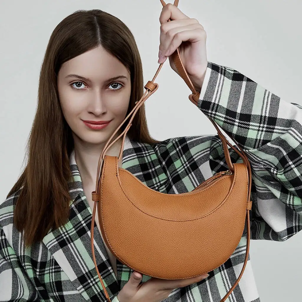 

Top-Grade Cowhide Urban Minimalist Large Capacity Shoulder Bag Women's Commuter Crossbody Bag Underarm Design Stylish Durable