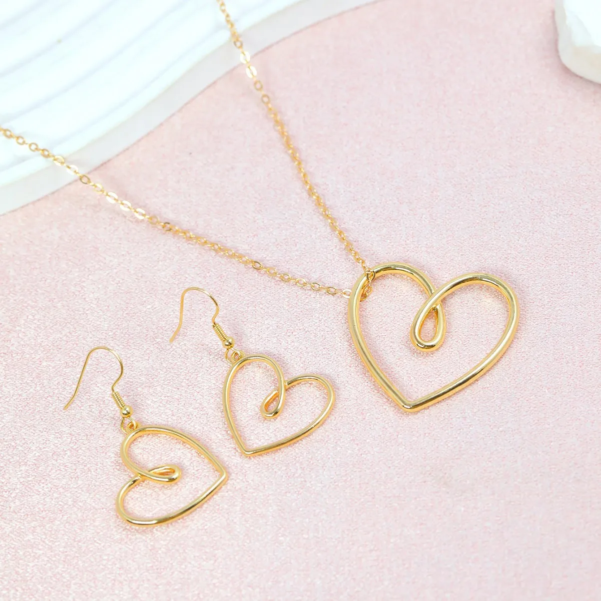 

1 комплект простых, модных, элегантных украшений: колье на ключицу, ажурные серьги в форме сердца, набор нишевых аксессуаров.