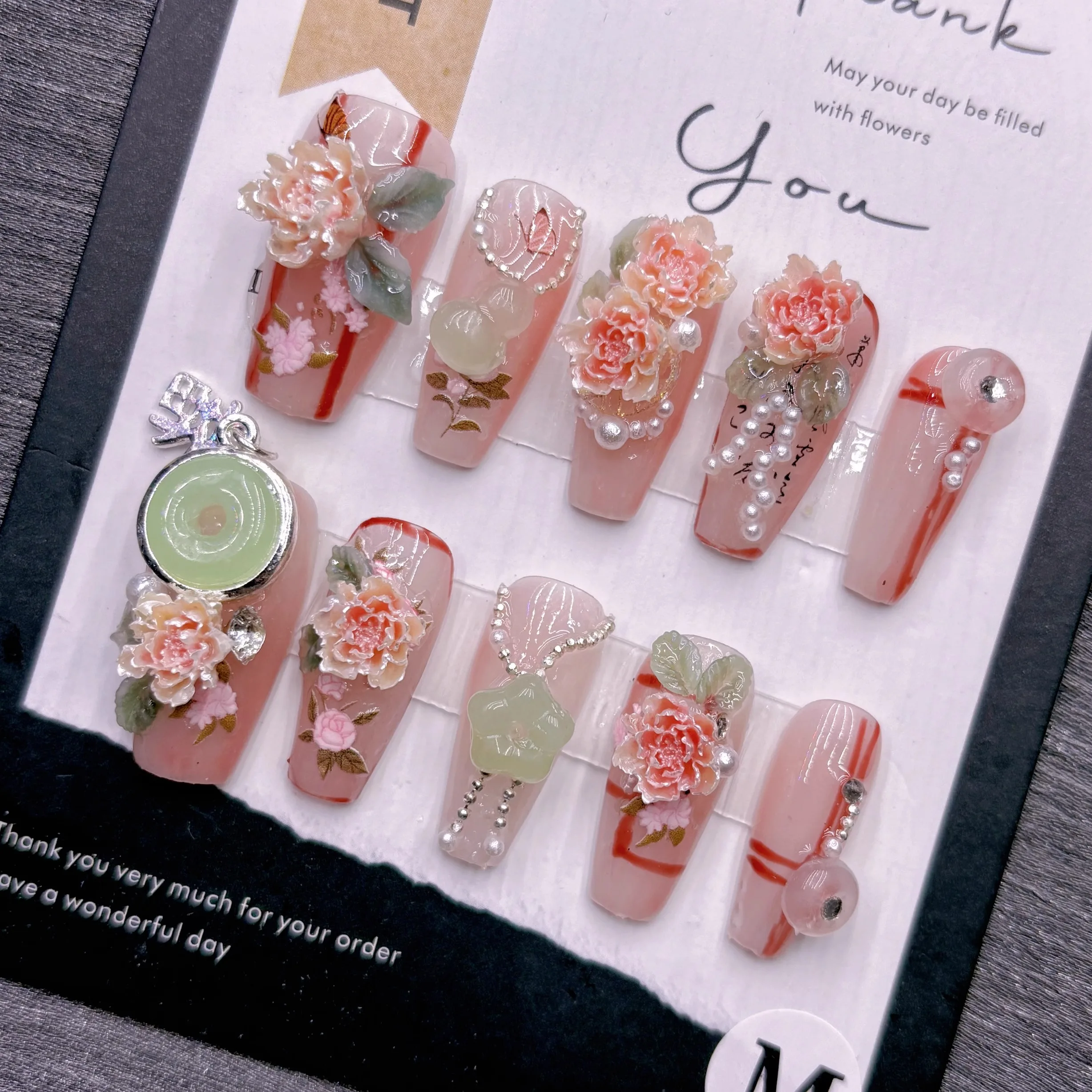環境に優しいピンクの花柄付け爪 3D パールラインストーン付き 結婚式 日常エレガントウェア 結婚式 日常エレガントウェア