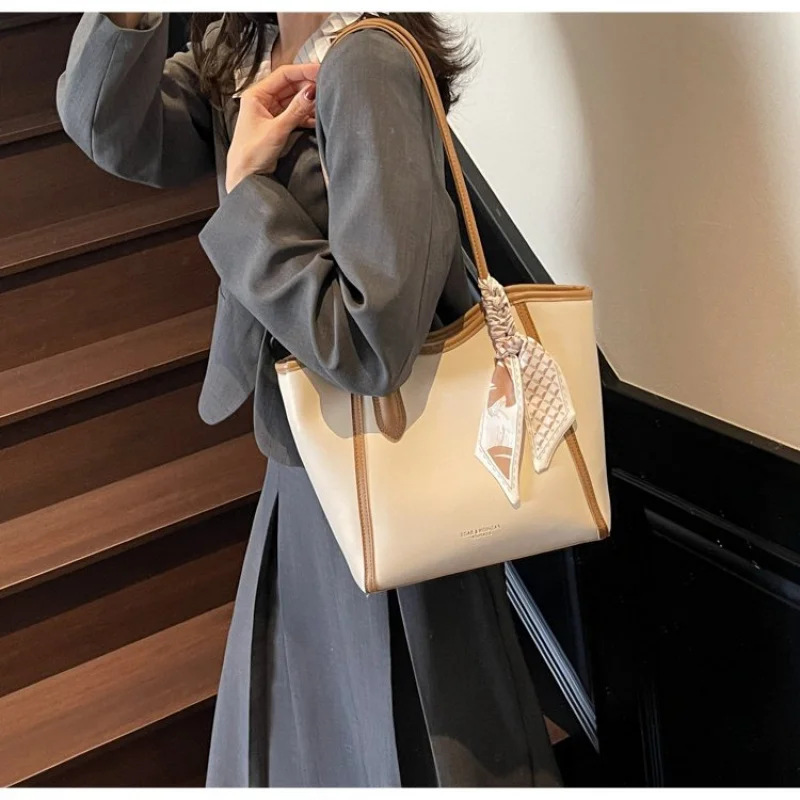 

Elegant Ladies Messenger Bag Made Of Fine Leather Boasting Trendy Commuter Design And High-End Long-Lasting Look ​