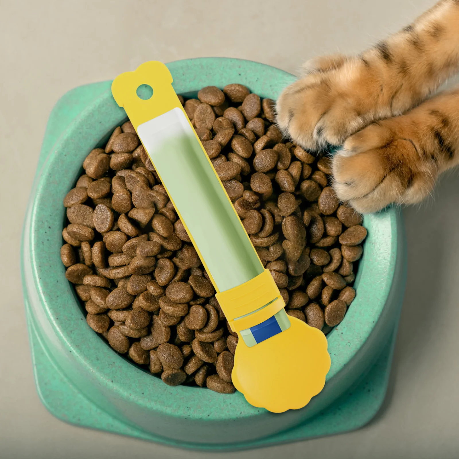 

3Pcs Cat Treat Tube Squeezer Dispenses Creamy Food Quickly Ergonomic Design for Cats All Ages Pet Food Mixing Scoop Lickable