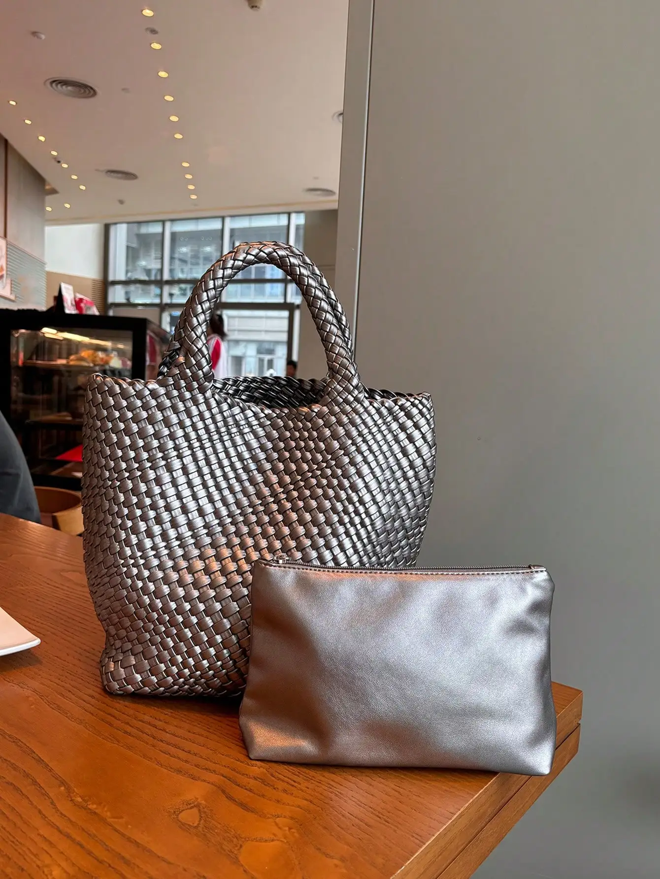 

Модные тенденции осени и зимы: мягкая кожаная сумка-ведро, сумка-тоут на одно плечо, плетеная сумка-цзяоцзы, нишевый дизайн, европейский стиль.