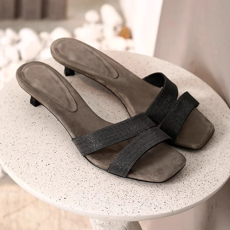 

Новинка лета 2024, уличные женские тапочки с квадратным носком, замшевые повседневные женские сандалии без шнуровки на каблуке «котенок» со стразами