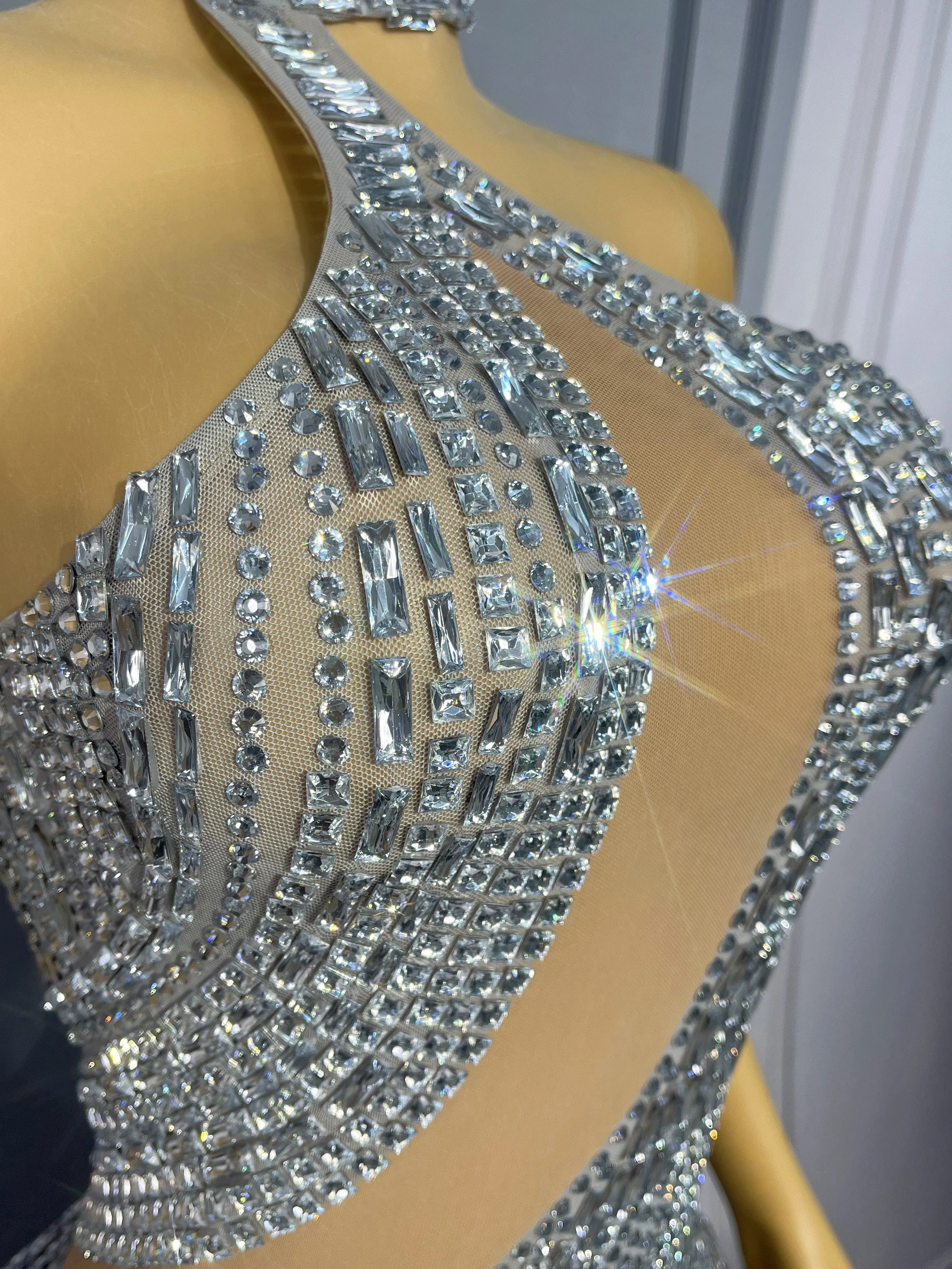 ชุดเดรสตาข่ายประดับคริสตัลสีเงินระยิบระยับหรูหรา ทรงเข้ารูป สำหรับงานเลี้ยงกลางคืน งานเฉลิมฉลอง งานแสดงแฟชั่น ยี่ห้อ Yueya